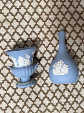Set Wedgwood Light Blue Jasperware-Style Vase and Matching Pedestal Urn